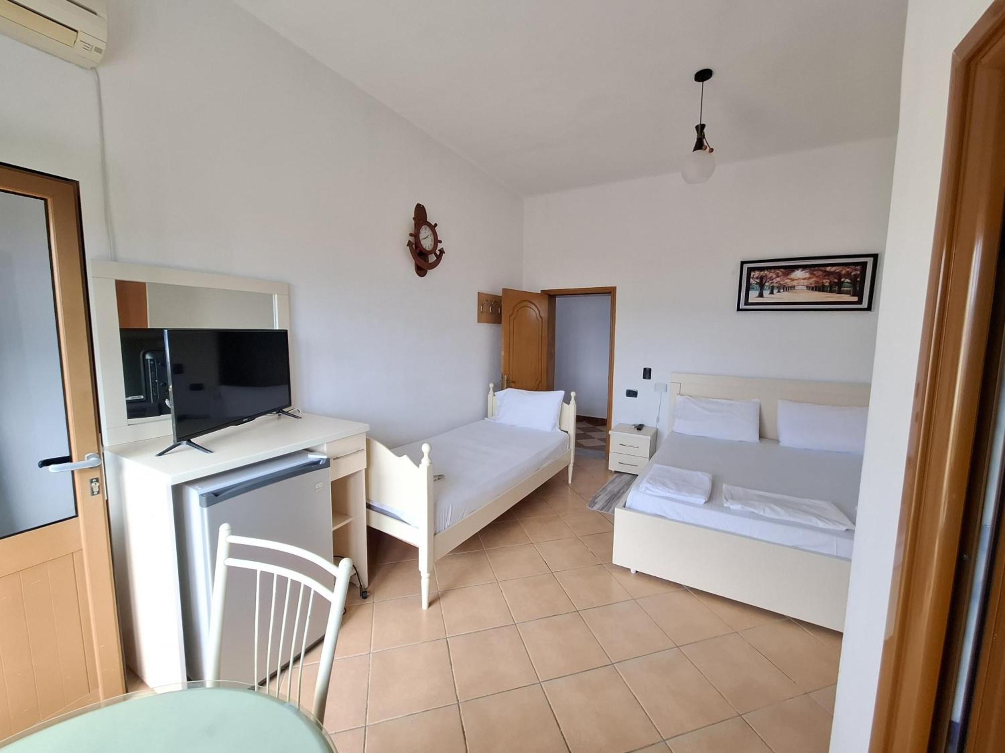 Radhimë Hotel Sirena מראה חיצוני תמונה