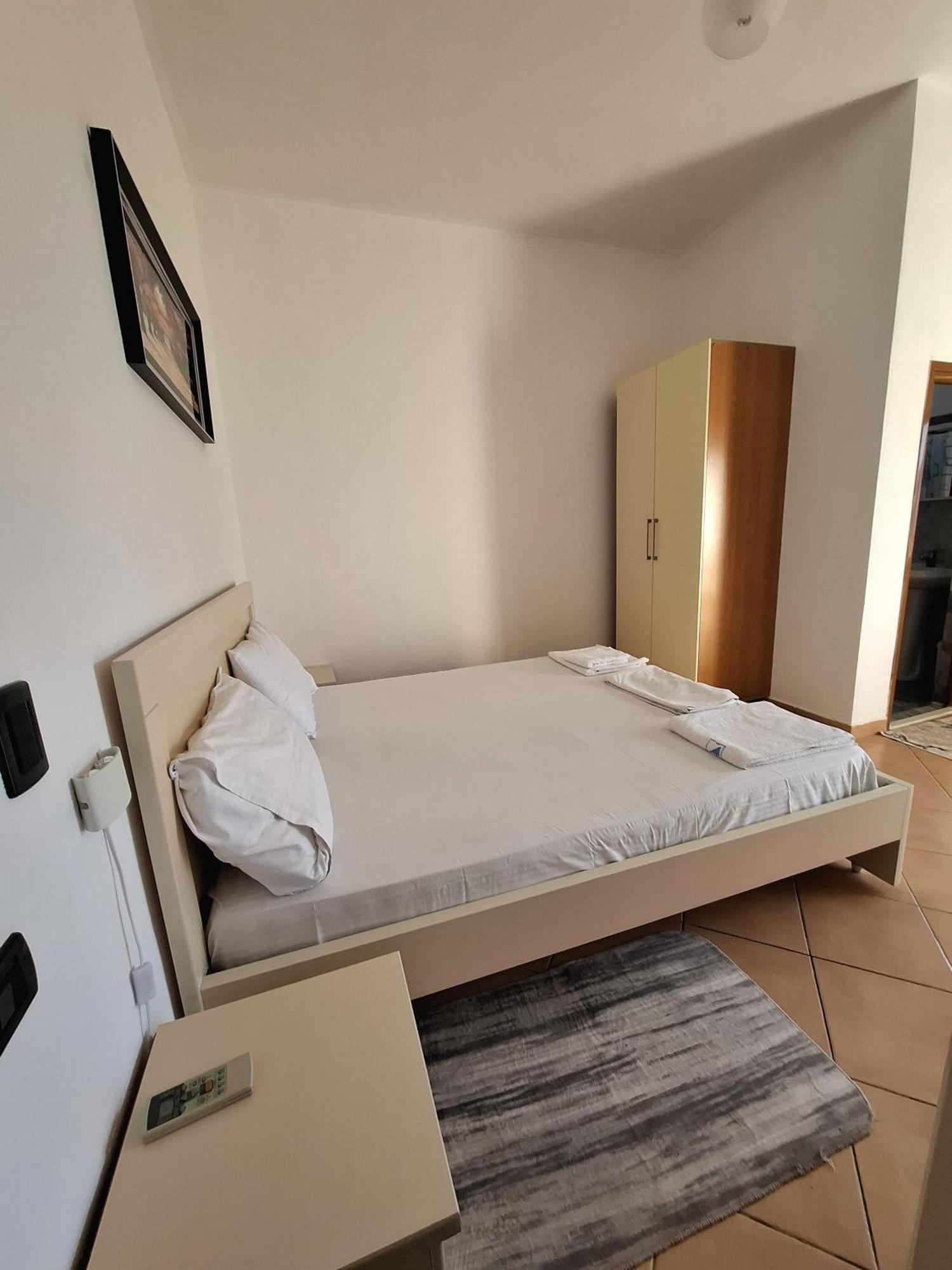 Radhimë Hotel Sirena מראה חיצוני תמונה